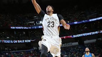 Pelicans' Davis hurts left shoulder vs Denver