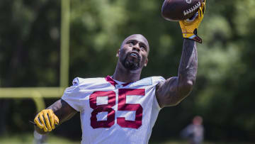 WATCH: Vernon Davis gets Michael Jordan air, hurdles before TD