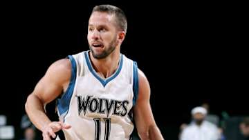 Mavericks sign veteran point guard J.J. Barea