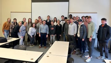 Kirk Cousins surprises Michigan class to help students get extra credit