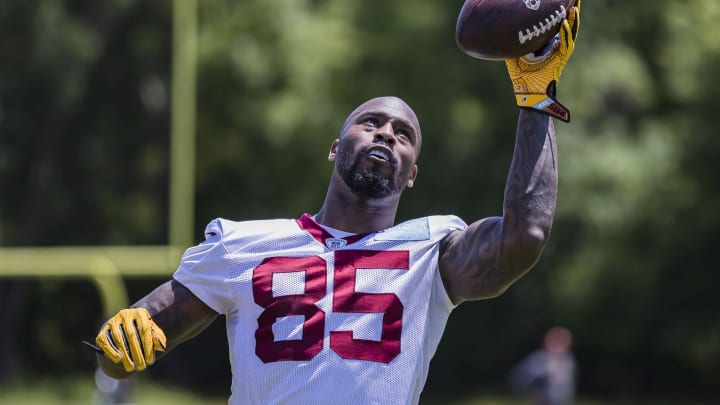 WATCH: Vernon Davis gets Michael Jordan air, hurdles before TD