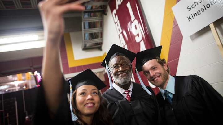 Football Hall of Famer Bobby Bell gets degree at age of 74