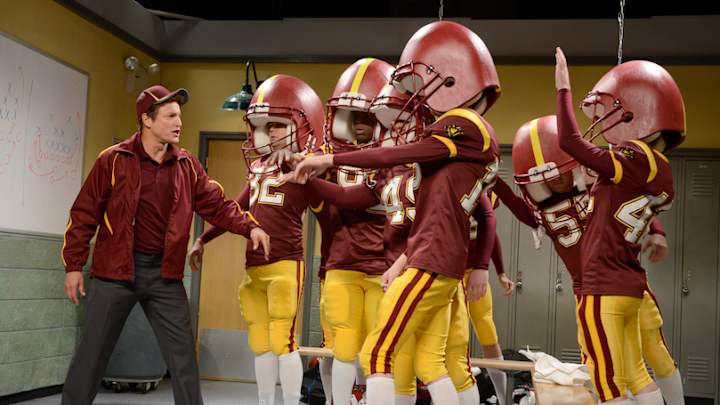 Woody Harrelson teaches proper tackling technique on 'SNL'