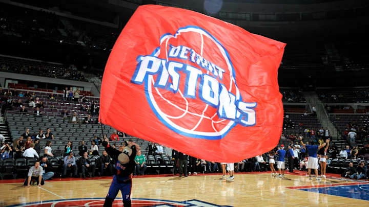 Pistons dancer nails no look, half-court shot