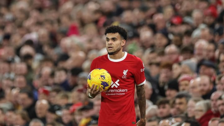 Luis Díaz titular en Liverpool enfrentó la férrea defensa del Manchester United.