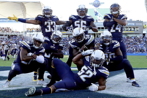 Chargers' debut loss at StubHub Center has mixed fan turnout