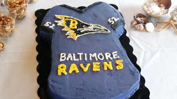 Ravens fans make hilarious memes out of cake logo (photo) - Sports