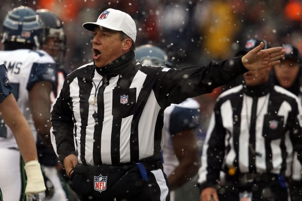 Referee's enthusiastic 'first down' call during Packers-Bears a tribute to  memorable ref