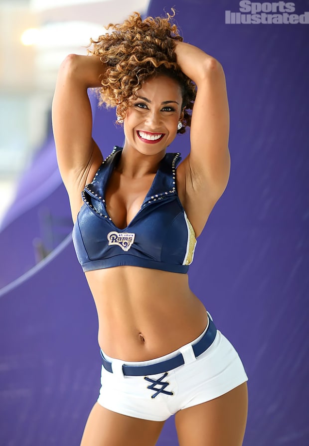 Rams Cheerleader Stuns With Offseason Swimsuit Photo - The Spun