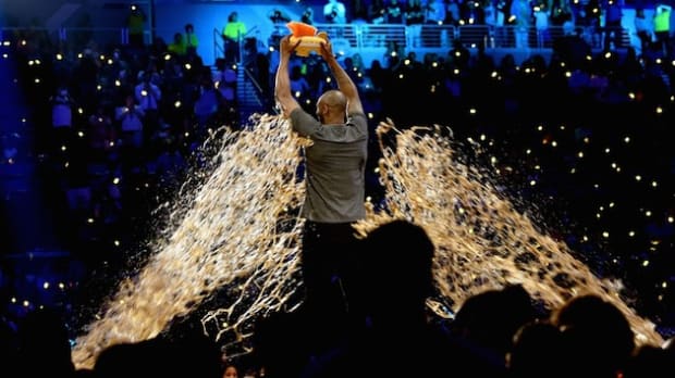 Von Miller gets slimed at the Nickelodeon Kids' Choice Sports