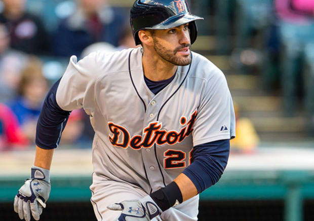 JD Martinez shows up to spring training in hilarious Tom Brady shirt