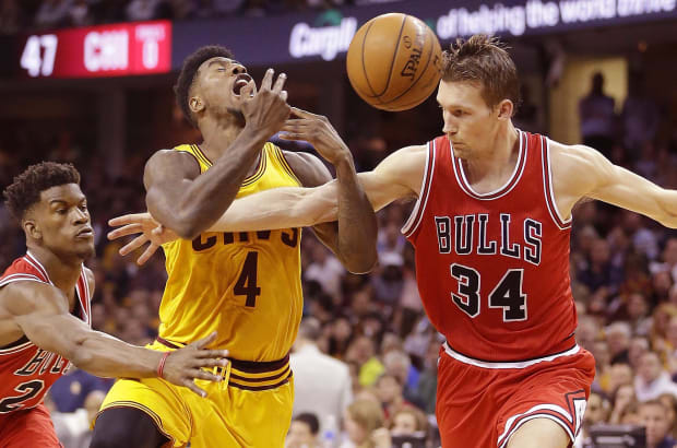 Chicago Bulls vs. Cleveland Cavaliers: Kirk Hinrich draws Kyrie