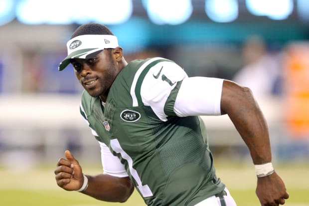 New York Jets quarterback Michael Vick warms up before an NFL football game  against the Minnesota Vikings, Sunday, Dec. 7, 2014, in Minneapolis. (AP  Photo/Alex Brandon Stock Photo - Alamy