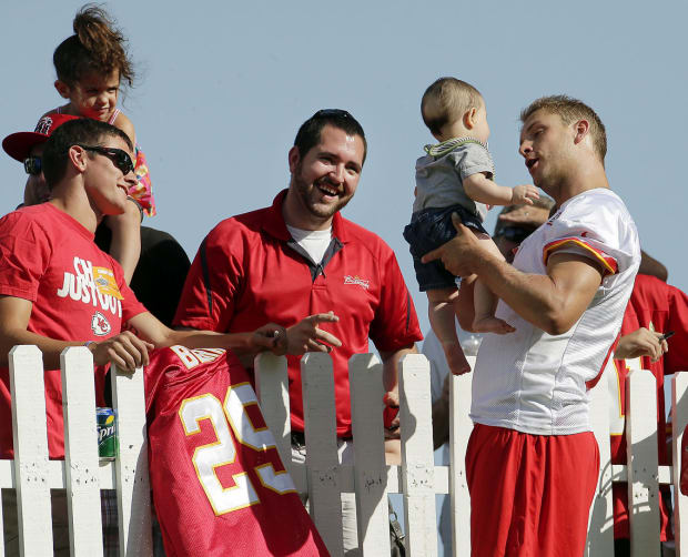 Kansas City Chiefs' Dustin Colquitt talks to Tennessee Titans' Brett Kern  before the NFL AFC Ch …