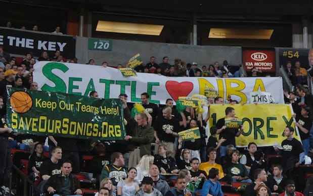 Fans line up in stadium to mourn owner Art Modell 