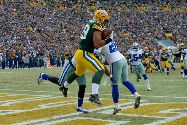 Cowboys' Dez Bryant gives fan his cleats, warms up in socks