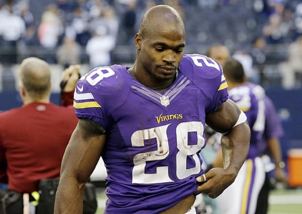 Adrian Peterson has ankle injury scare during Vikings-Bears game