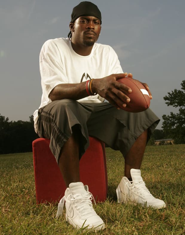 Michael Vick on X: These Nikes on my feet keep my outfit complete    / X