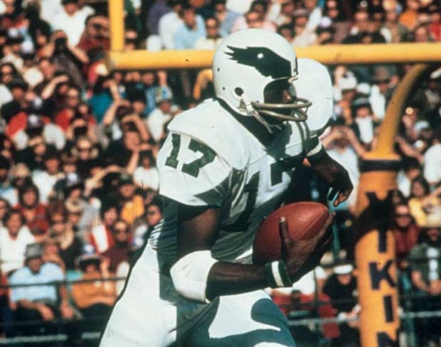 Hall of Fame inductee Harold Carmichael, football's tallest WR, finally  earns football's highest honor - The Athletic