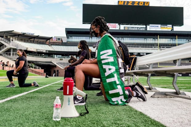 Several N.F.L. Players Protest Racism and Hate as Season Begins - The New  York Times