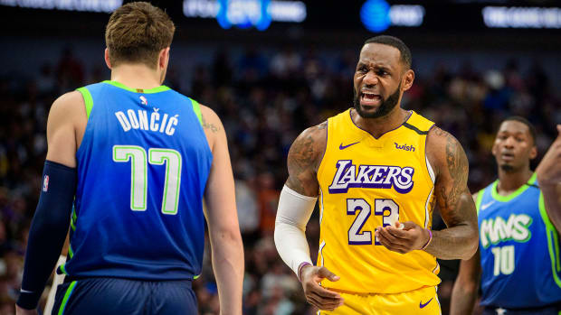 Lakers beat Mavericks in Christmas Day blowout - Sports Illustrated