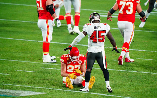 Mahomes hits Kelce in last minute, Chiefs edge Raiders 35-31