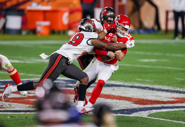 Super Bowl streaker halts game between Chiefs and Bucs in 4th quarter