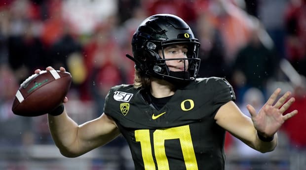 Buccaneers seemingly scouting Oregon QB Justin Herbert