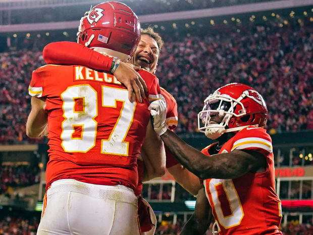 Chiefs news: Travis Kelce 3-word message Tyreek Hill after Dolphins trade