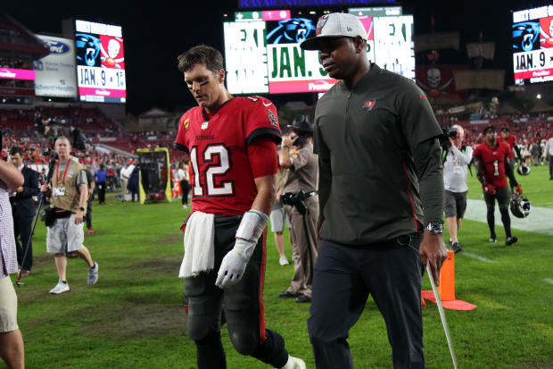 2007 October, 21: Falcons quarterback Byron Leftwich looks to