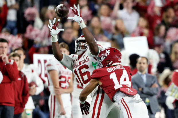 Arkansas Football: Treylon Burks, a knife-wielding hog hunter, goes viral  at NFL Combine