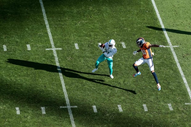 CB Xavien Howard becomes 1st player since 2007 with 10 INTs