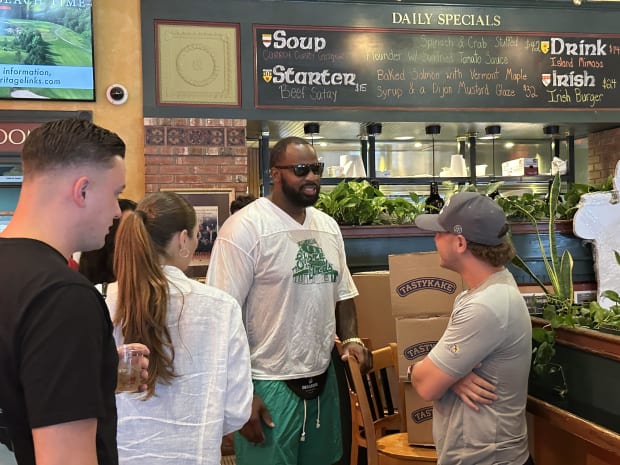 Jason Kelce chugs beer at lighting speed at autism fundraiser