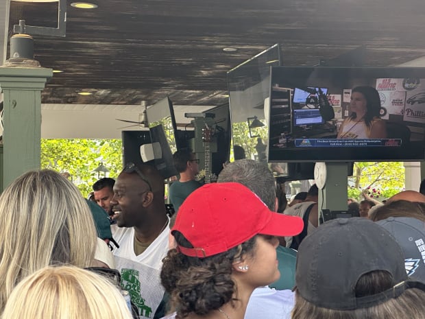 Jason Kelce, Eagles teammates appear as guest bartenders at Jersey Shore