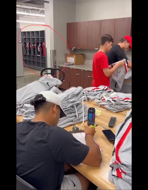 Georgia Equipment Staff Hints Georgia Could Wear Blackout Jersey's This  Saturday, Arena