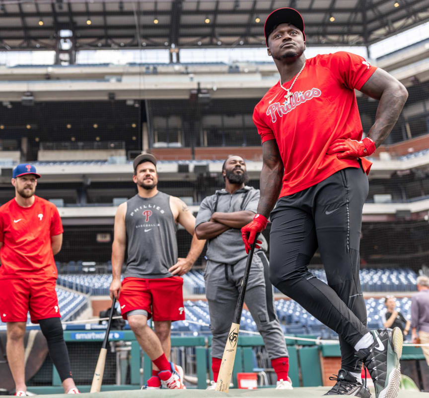 Eagles' A.J. Brown throws out 1st pitch at Phillies game (PHOTOS) 