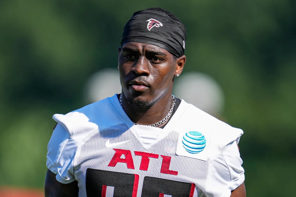 Falcons all-time leading receiver White officially retires