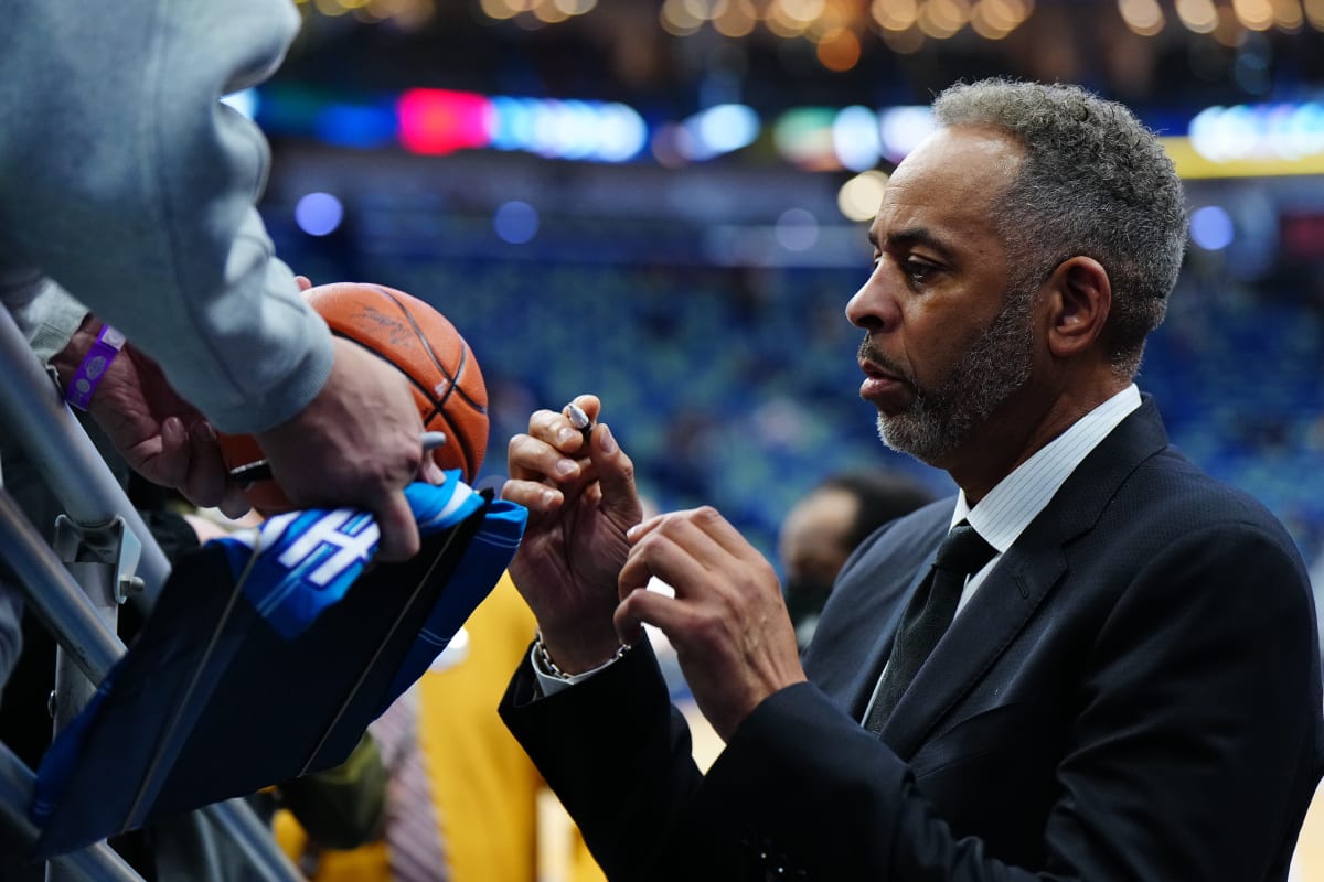 Dell Curry Calls Seth Curry’s Hornets Debut in Heartwarming Father-Son Homecoming