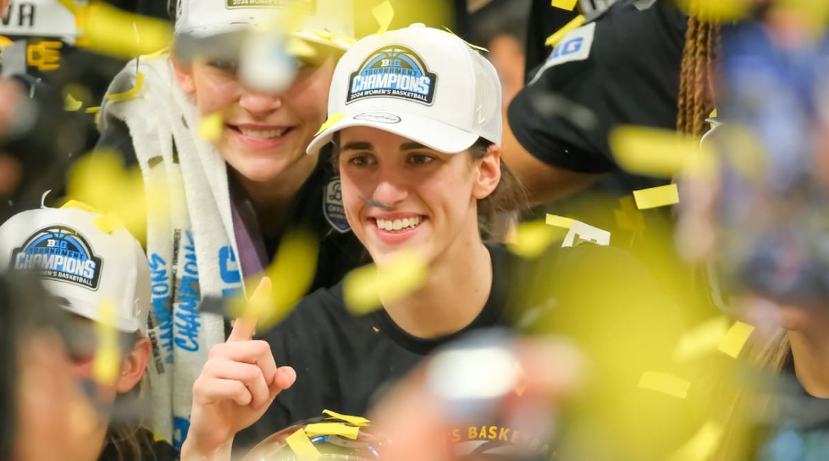 Cameras Caught Caitlin Clark Making Young Fans' Day After Winning Big Ten  Title
