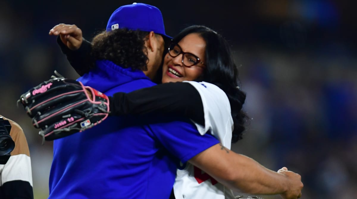 Astros moms throw out first pitch to their sons before Mother's Day game