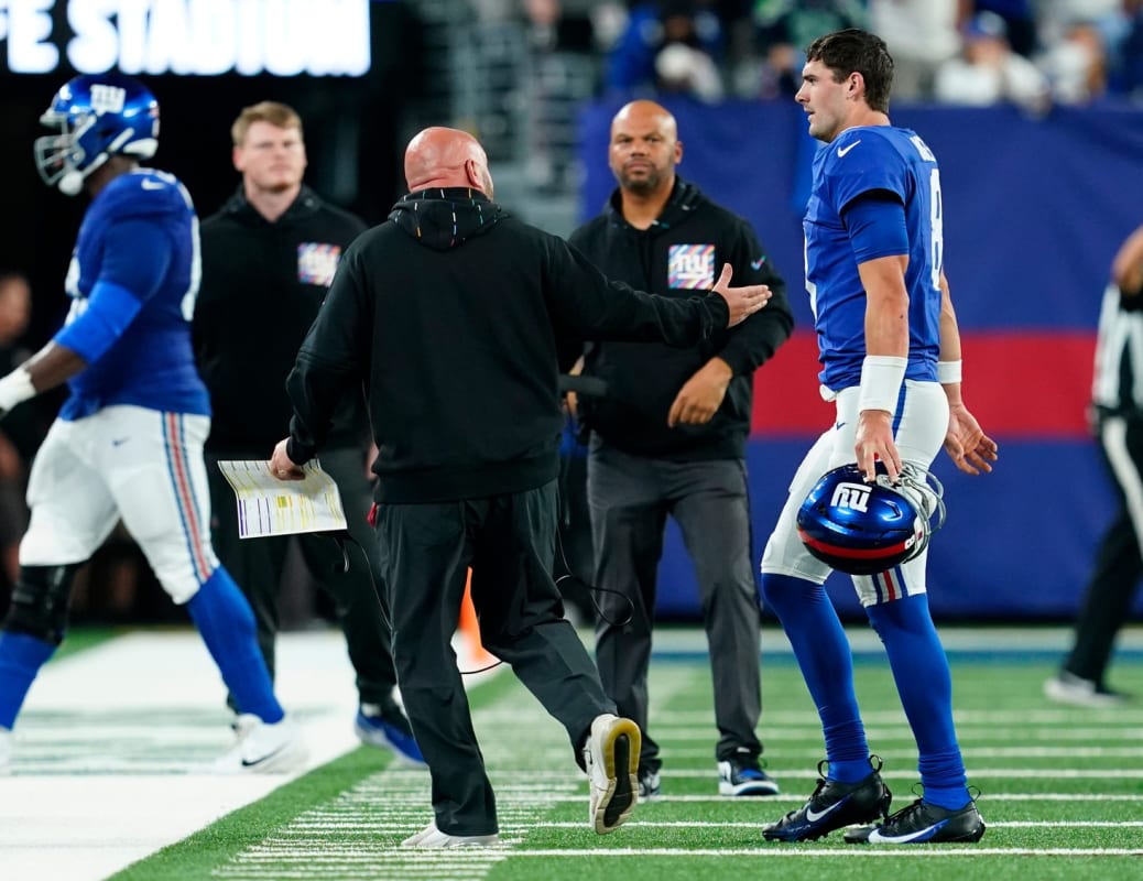 Social Media Reacts to Daniel Jones' Lackluster Performance in Giants vs Seahawks  Monday Night Football Game - BVM Sports