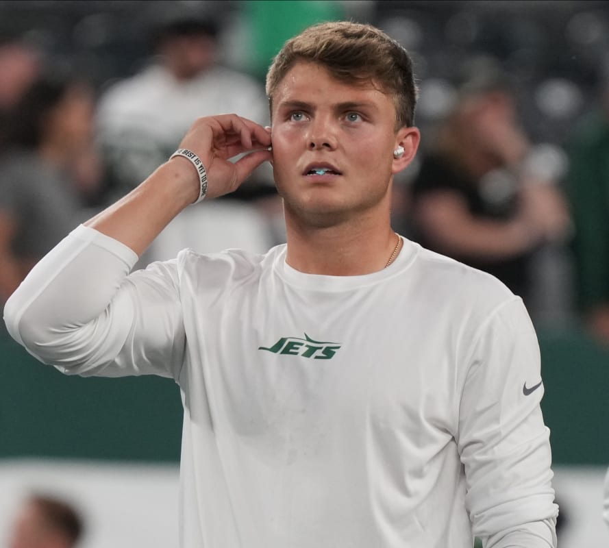 New York Jets linebacker C.J. Mosley snags Jets' second interception of  night vs. Kansas City Chiefs quarterback Patrick Mahomes before halftime