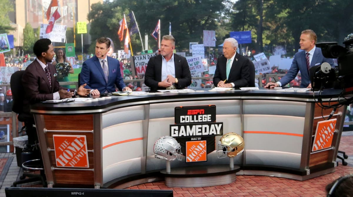 Hilarious College GameDay sign takes aim at Astros