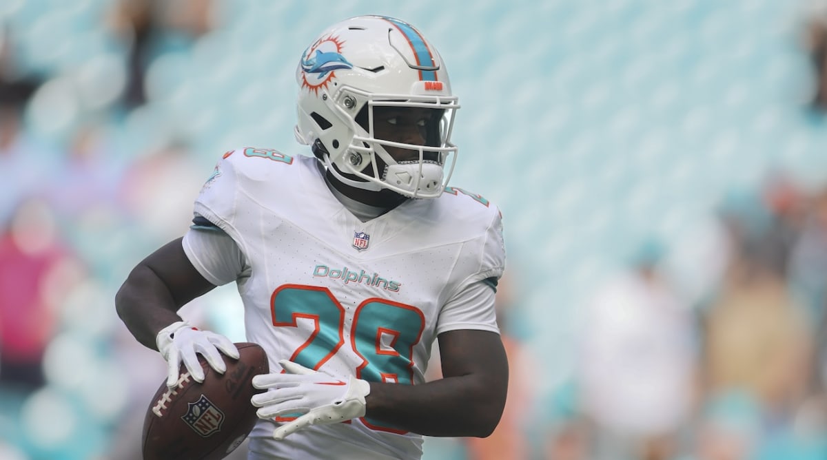 NFL Fans In Disbelief Over Dolphins RB De'Von Achane Suffering Another