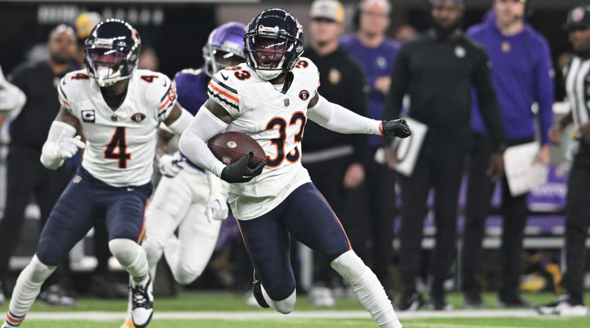 Bears’ Jaylon Johnson Evoked Infamous Randy Moss TD Celebration, but ESPN Broadcast Missed It