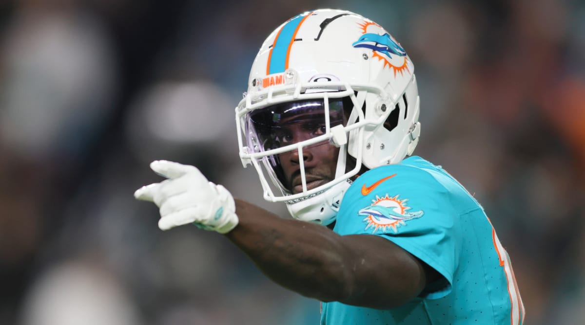 Tyreek Hill Shuts Down Dolphins Fan's Theory for Offensive Struggles