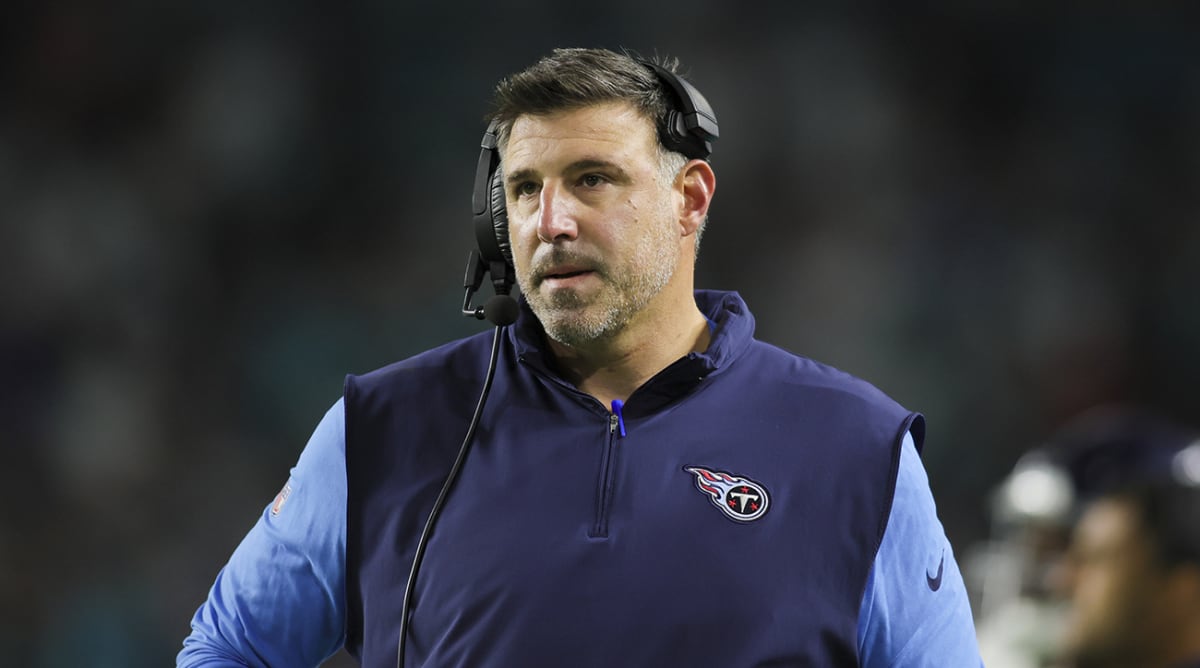 Mike Vrabel Has a Very Texas Look for Oilers Thowback Game vs. Texans