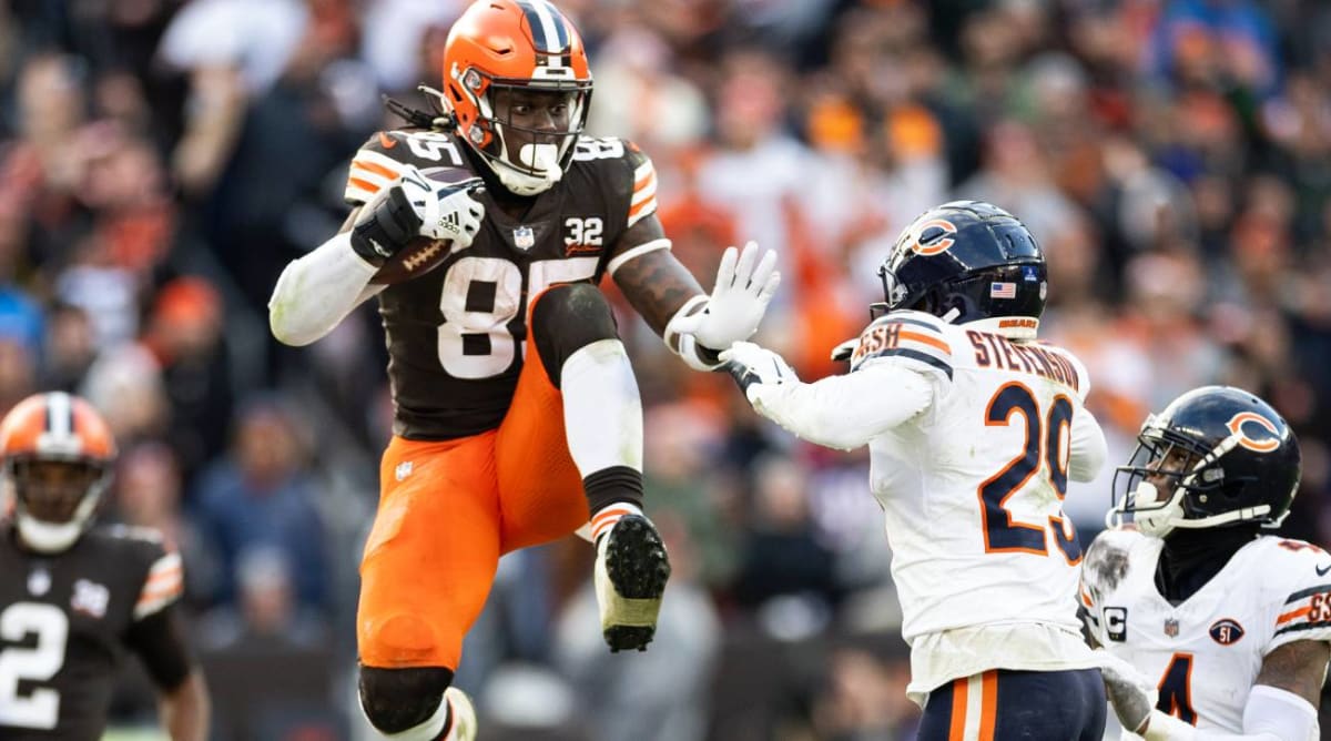 Browns Tight End Had a NSFW Response to How He Was Feeling During Bears’ Hail Mary