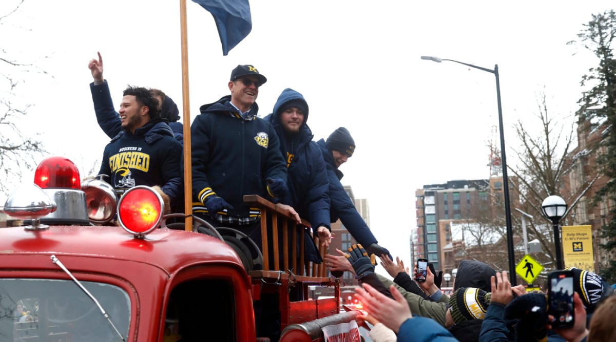 Michigan Fans Loved Wolverines OL’s Shirtless Flex in Freezing