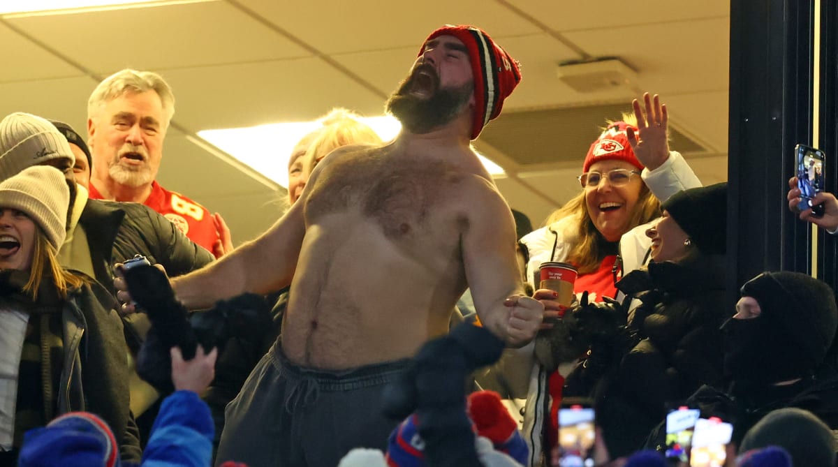 Chiefs' Travis Kelce Had the Perfect Response to Finding Out Jason Was  Celebrating His TD Shirtless